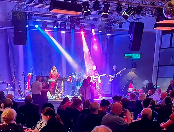 Klubscene med publikum