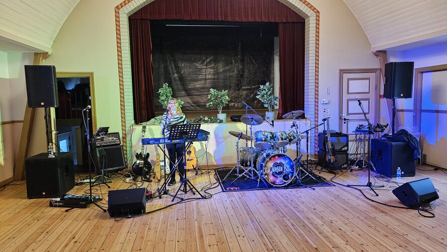 Band på kulturhus-scene