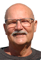 Trommeslager bag trommesæt