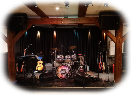 Bandets setup med trommer og forstærkere