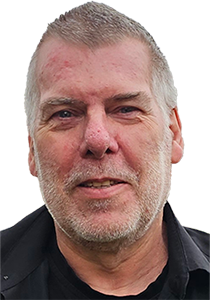 Bassist spiller bas på scene